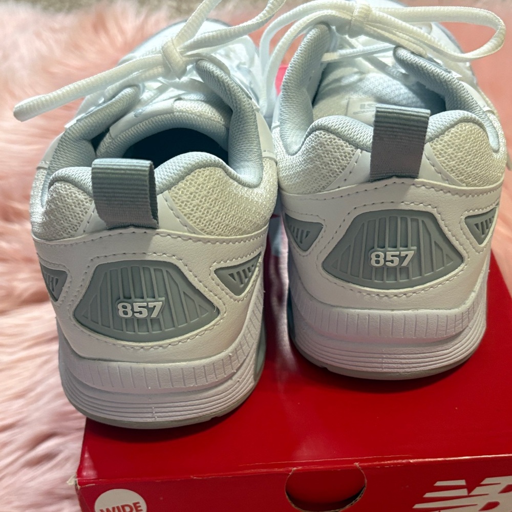 New Balance 857 White Athletic Training Shoes, Size 8 Wide - Picture 10 of 12